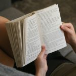 imatge llibre obert entre mans llegint mètode de treball