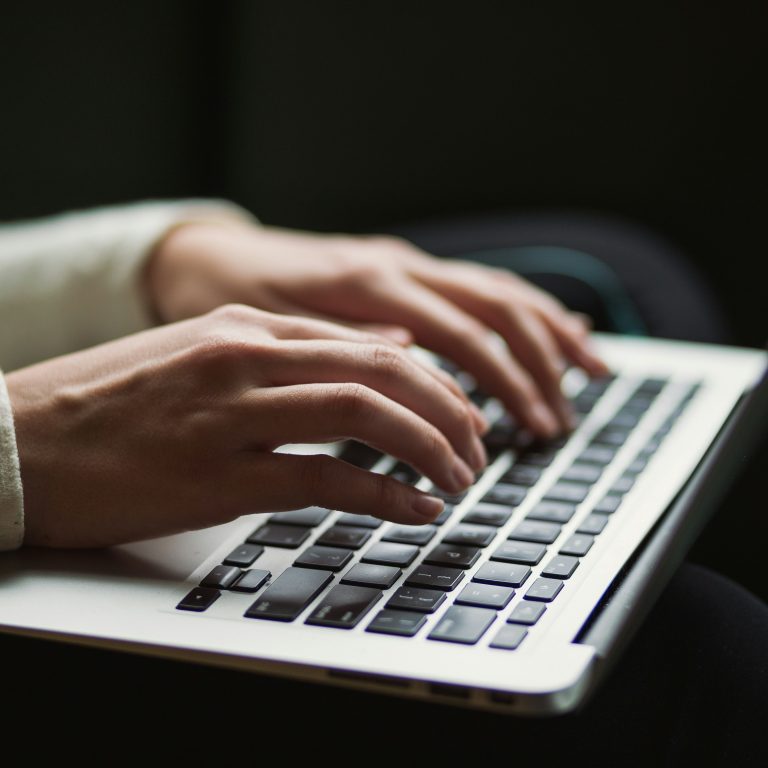 imatge petita escriptura mans sobre teclat