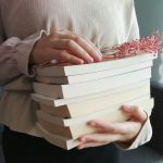 imatges mètode de treball observacions biografia llibres apilats a les mans