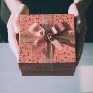 imatge regalar mans que entreguen un paquet