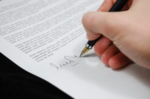 imatge drets d'autor ma signant firmant document oficial tarifes