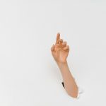 imatge un mateix mà que aixeca un dit
