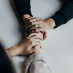imatge compromís mans que es donen suport agafades pel canell mètode de treball