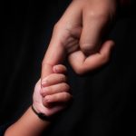 imatge transmetre mà adulta i mà infantil