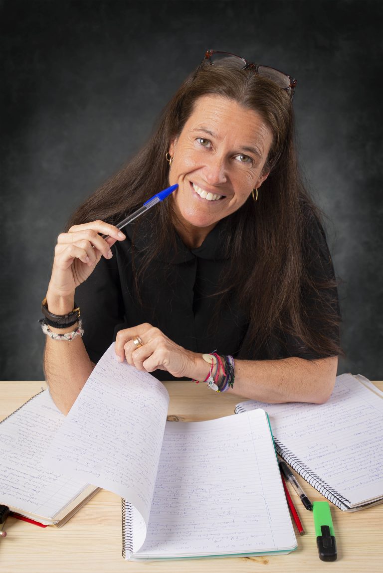 imatge isabel sanuy escribint serveis de biografia personal somrient