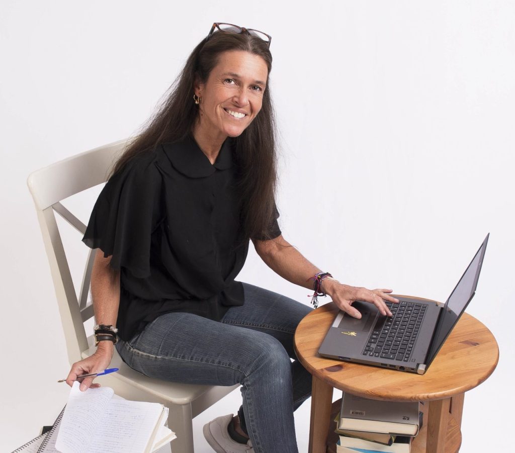 imatge per biografia personal familiar treballant ordenador i papers