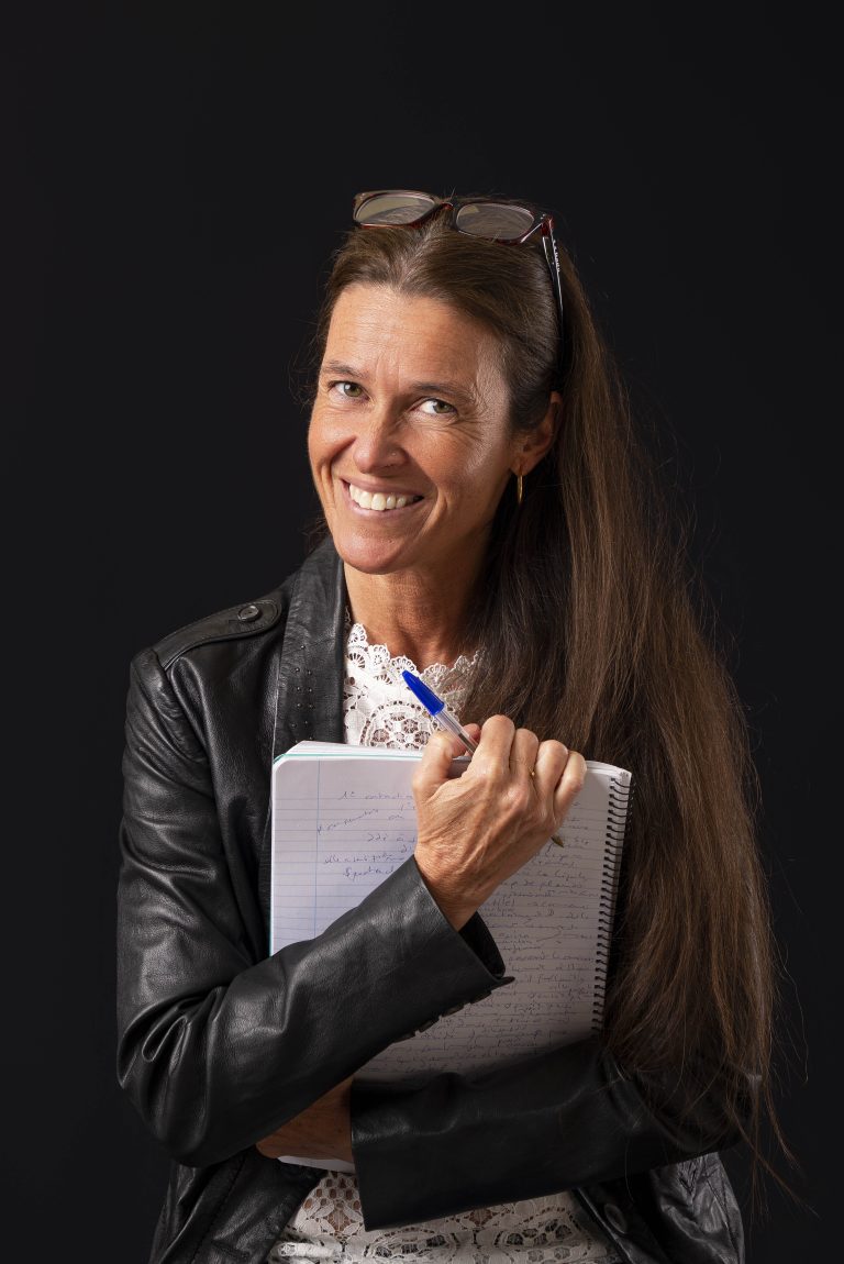 imatge isabel sanuy que escriu biografia personal somrient llibreta