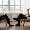 imatge petita entrevista 2 persones xerrant assegudes