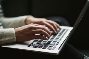 imatge escriptura mans sobre teclat mètode de treball