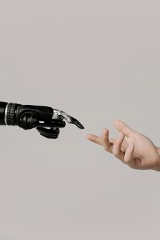 imatge IA intel·ligència artificial ma humana i robòtica es toquen